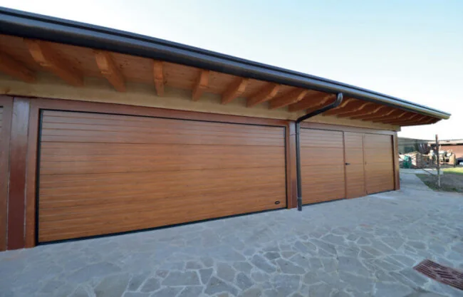 Carport mit Holzunterkonstruktion und Sektionaltor