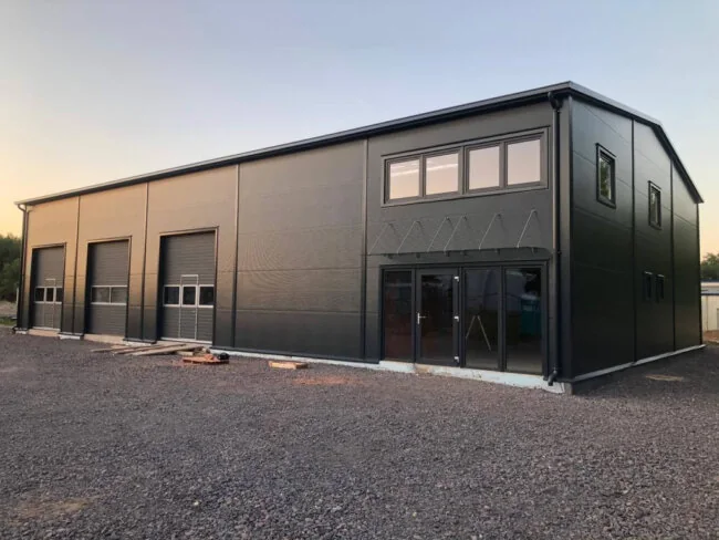 Gewerbehalle in Anthrazit mit Sandwichpaneelen und Satteldach